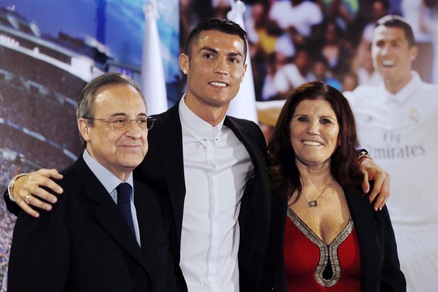Liga, Cristiano Ronaldo ha rinnovato il contratto: alla firma c'è anche la mamma