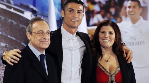 Liga, Cristiano Ronaldo ha rinnovato il contratto: alla firma c'è anche la mamma