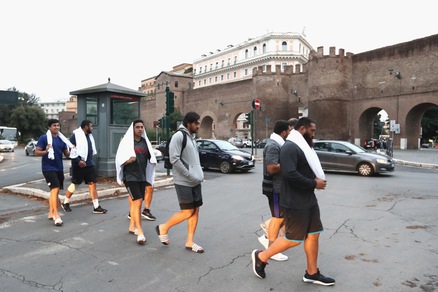 Gli All Blacks sono a Roma: in giro in ciabatte!