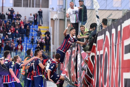 Serie A Crotone, corsa per i lavori in curva