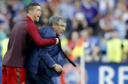 Fifa, Cristiano Ronaldo: «Voterò Fernando Santos e non Zidane come miglior tecnico»