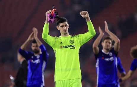 Courtois: l'occhio che preoccupa Conte e il Chelsea