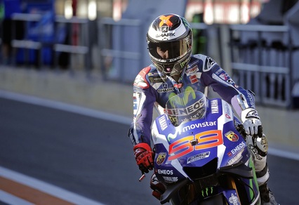 MotoGp, Valencia: Lorenzo in testa nelle seconde libere, Rossi ottavo