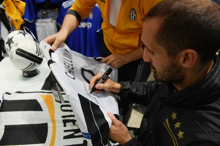Juventus, Chiellini firma autografi allo store di Milano