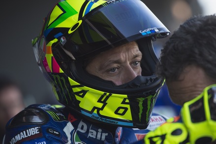 Moto GP, Yamaha a due tempi nelle libere: Lorenzo primo, Rossi ottavo