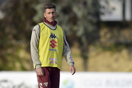 Torino, si ferma Vives: distorsione al ginocchio