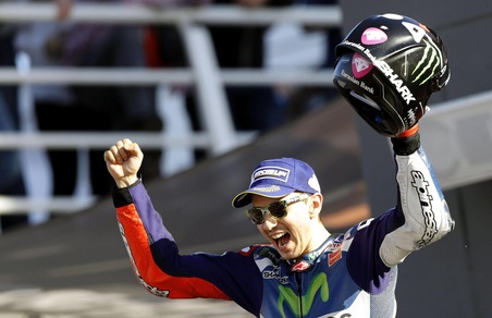 MotoGp, Lorenzo: «È stato un bel regalo per la Yamaha»