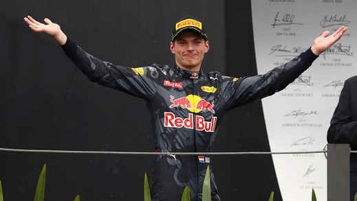 F1, Hamilton vince in Brasile sotto il diluvio