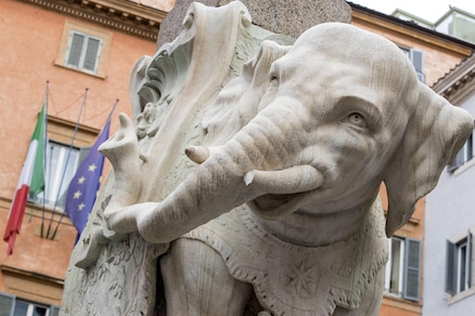 Roma, i vandali sfregiano l'Elefante in piazza della Minerva