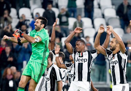 Calcio senza sosta, un mese da impazzire