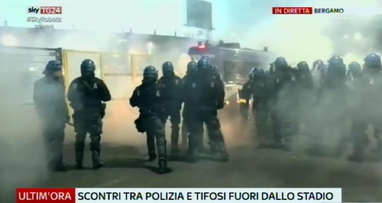 Scontri tra polizia e tifosi a Bergamo dopo Atalanta-Roma