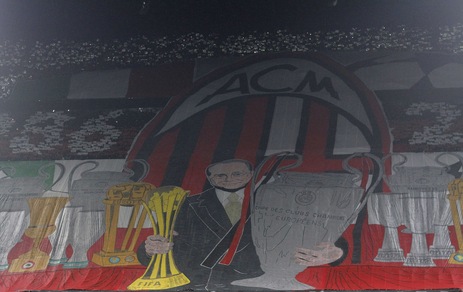 Derby, l'omaggio della curva del Milan a Berlusconi