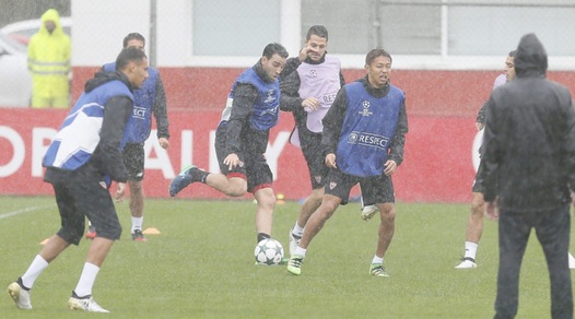 Il Siviglia aspetta la Juventus. Allenamento sotto una fitta pioggia