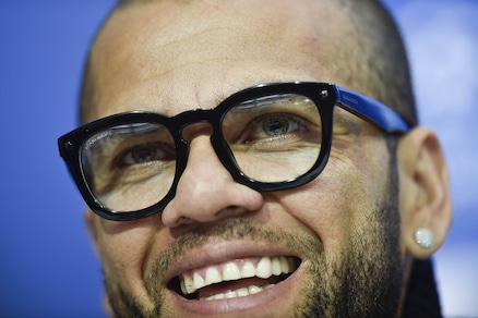 Dani Alves, occhiali e brillanti: che look a Siviglia!