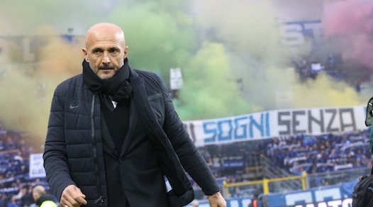 Atalanta-Roma, i fumogeni interrompono la partita, interviene De Rossi