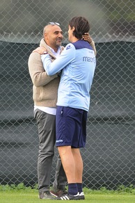 Lazio, a Formello c'è Liverani: che abbraccio con Inzaghi!