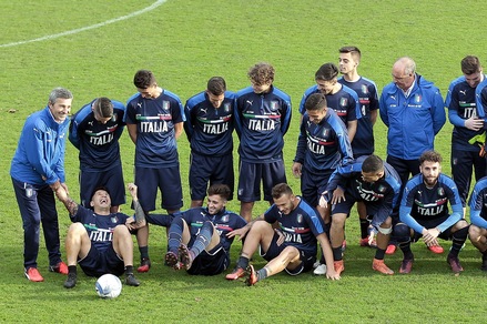 Italia, tutti in posa per la foto di gruppo. E Lapadula cade per terra!
