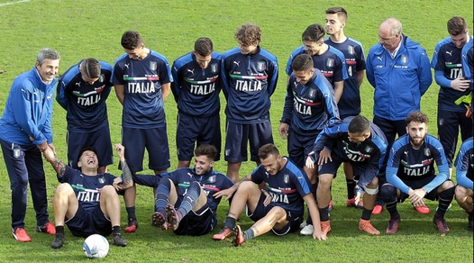 Italia, tutti in posa per la foto di gruppo. E Lapadula cade per terra!