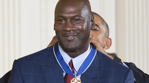 Michael Jordan premiato da Obama, commozione alla Casa Bianca