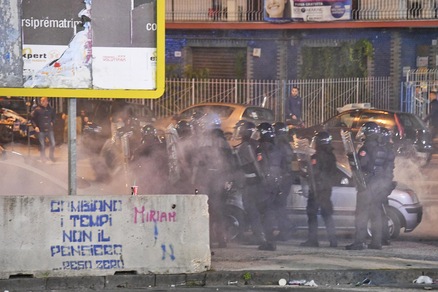 Napoli, la tensione continua: lancio di sassi, sedie e bottiglie