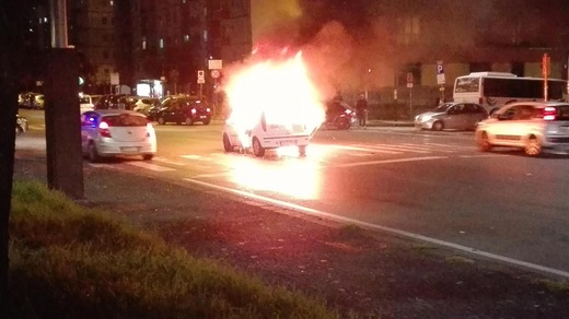 Napoli shock: petardo su un taxi che prende fuoco