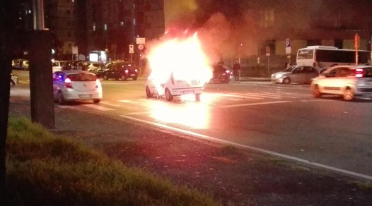 Napoli shock: petardo su un taxi che prende fuoco