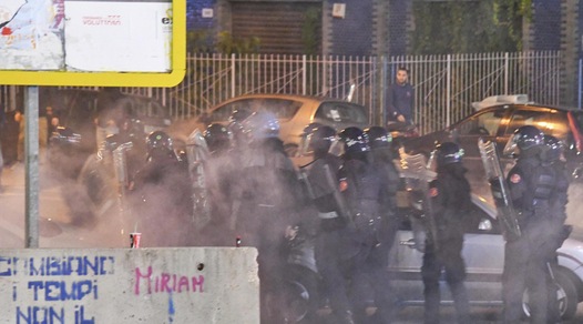 Napoli, la tensione continua: lancio di sassi, sedie e bottiglie