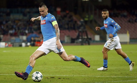 Champions League, il Napoli batte la Juve sulla corsa