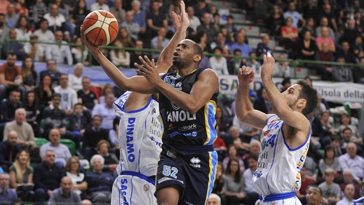 Holloway gela Sassari, Dinamo in piena crisi