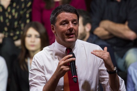 Renzi: «Contento se Berlusconi non vende il Milan»