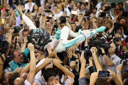 F1 Abu Dhabi: Gp ad Hamilton, Rosberg campione, podio Vettel