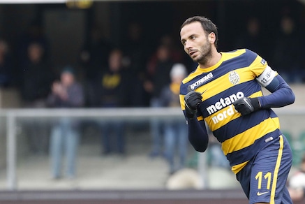 Serie B Verona, lampo Pazzini: il Bari piegato 1-0. Pecchia torna primo
