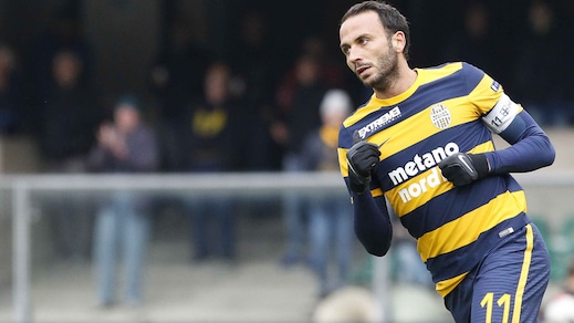 Serie B Verona, lampo Pazzini: il Bari piegato 1-0. Pecchia torna primo