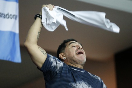 Maradona, show in tribuna per la finale di Davis