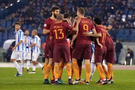 Serie A, Roma-Pescara 3-2. Dzeko show, ma quanta sofferenza. La Juve è a 4 punti