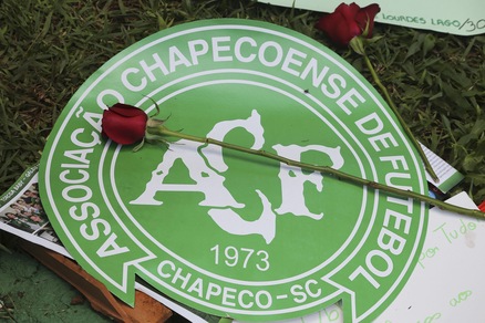 I tifosi della Chapecoense si radunano allo stadio dopo la tragedia