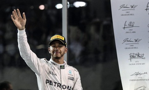 F1, Jackie Stewart: «La Mercedes dovrebbe punire Hamilton»