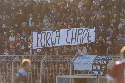 «Forza Chape!» Anche i tifosi della Lazio omaggiano le vittime di Medellin