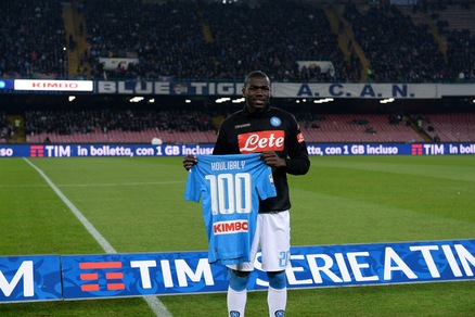 Koulibaly premiato per le 100 presenze con la maglia del Napoli
