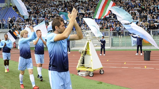 Derby della capitale: i calciatori della Lazio si allenano sotto la curva Nord