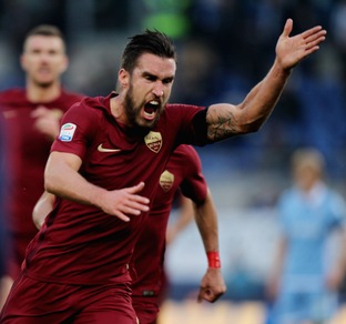 Serie A, Lazio-Roma 0-2: Strootman e Nainggolan decisivi