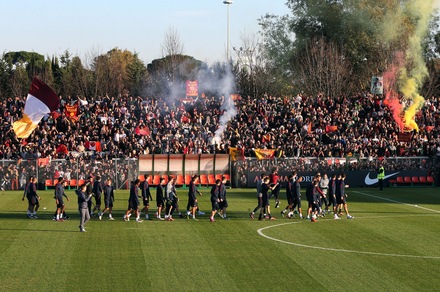 Roma, 4000 tifosi in festa: al Tre Fontane la Sud abbraccia De Rossi e compagni