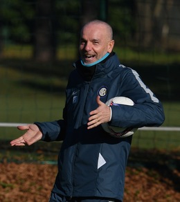 L'Inter si allena e mister Pioli si aggiunge alla squadra