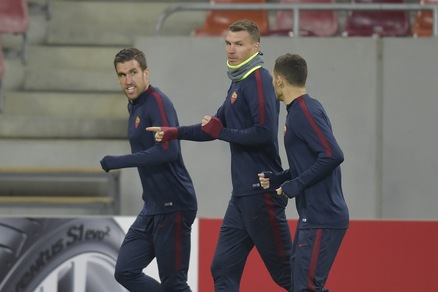 Roma, rifinitura tra sorrisi e freddo a Bucarest