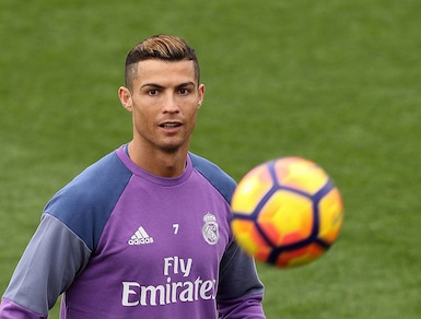 Capelli "in tinta" col Pallone d'Oro per Cristiano Ronaldo