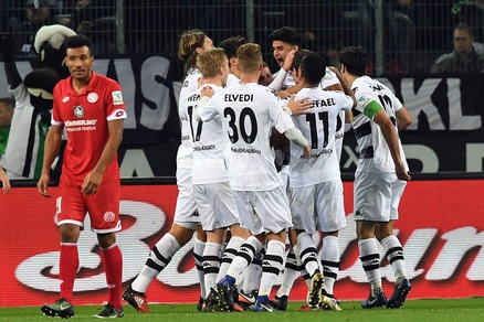 Mönchengladbach, vittoria scaccia crisi. Leverkusen, Kiessling stende lo Schalke04