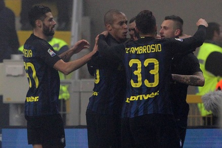 Serie A, Inter-Genoa 2-0. Ci pensa Brozovic, doppietta tra nebbia e fischi