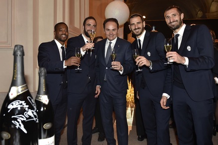 Juventus, è qui la festa: che brindisi con Higuain!