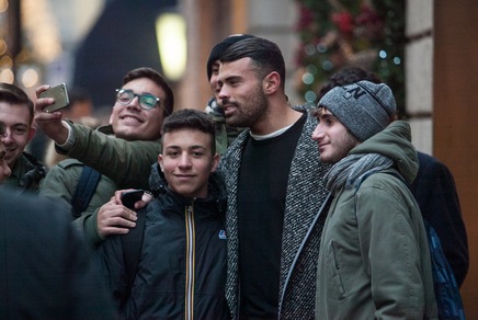 In attesa di Milan-Atalanta, Petagna passeggia a Milano dove concede selfie ai tifosi