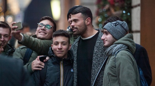 In attesa di Milan-Atalanta, Petagna passeggia a Milano dove concede selfie ai tifosi